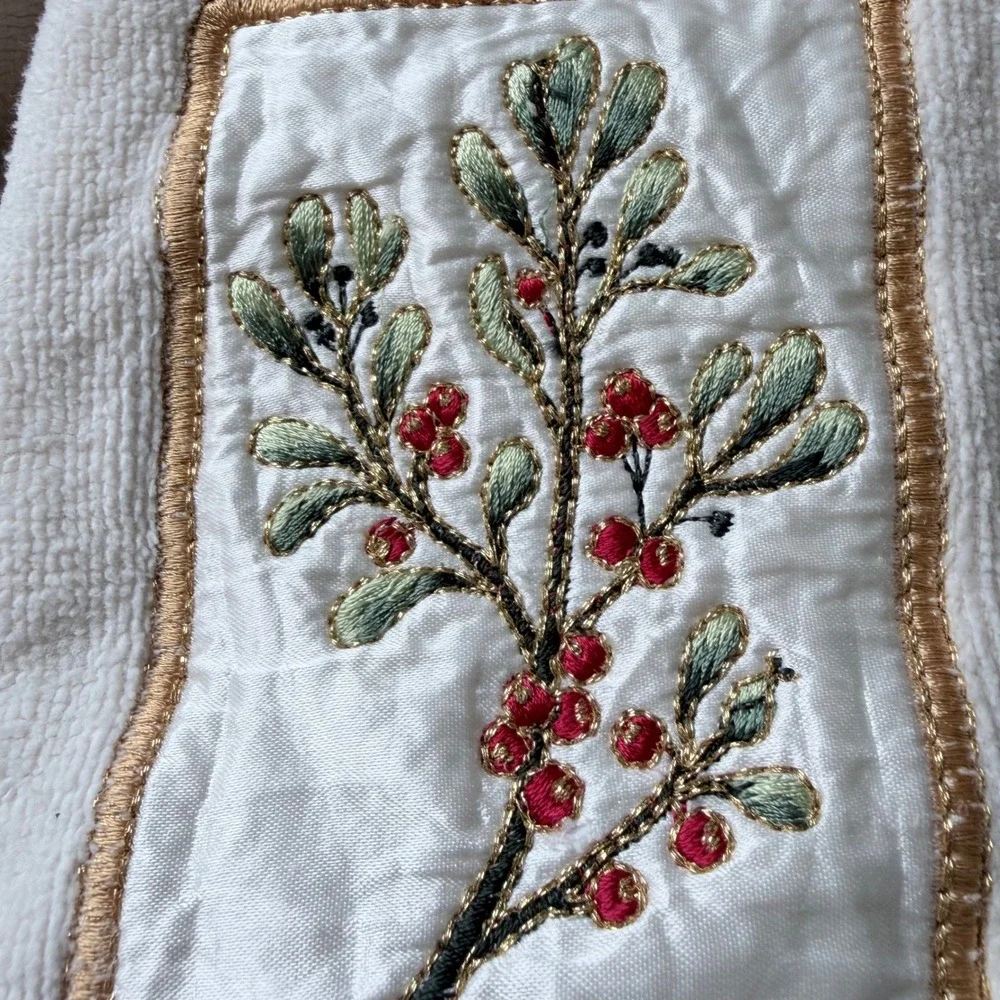 VNTG Bathworks Hand Towels Set of 2 Cream‎ Cotton Embroidered Holiday Decor